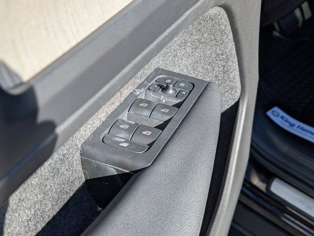 2023 Volvo XC40 Plus Bright Theme