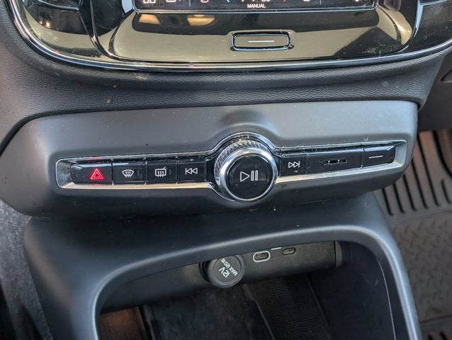 2023 Volvo XC40 Plus Bright Theme