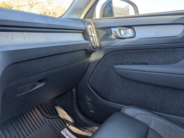 2023 Volvo XC40 Plus Bright Theme